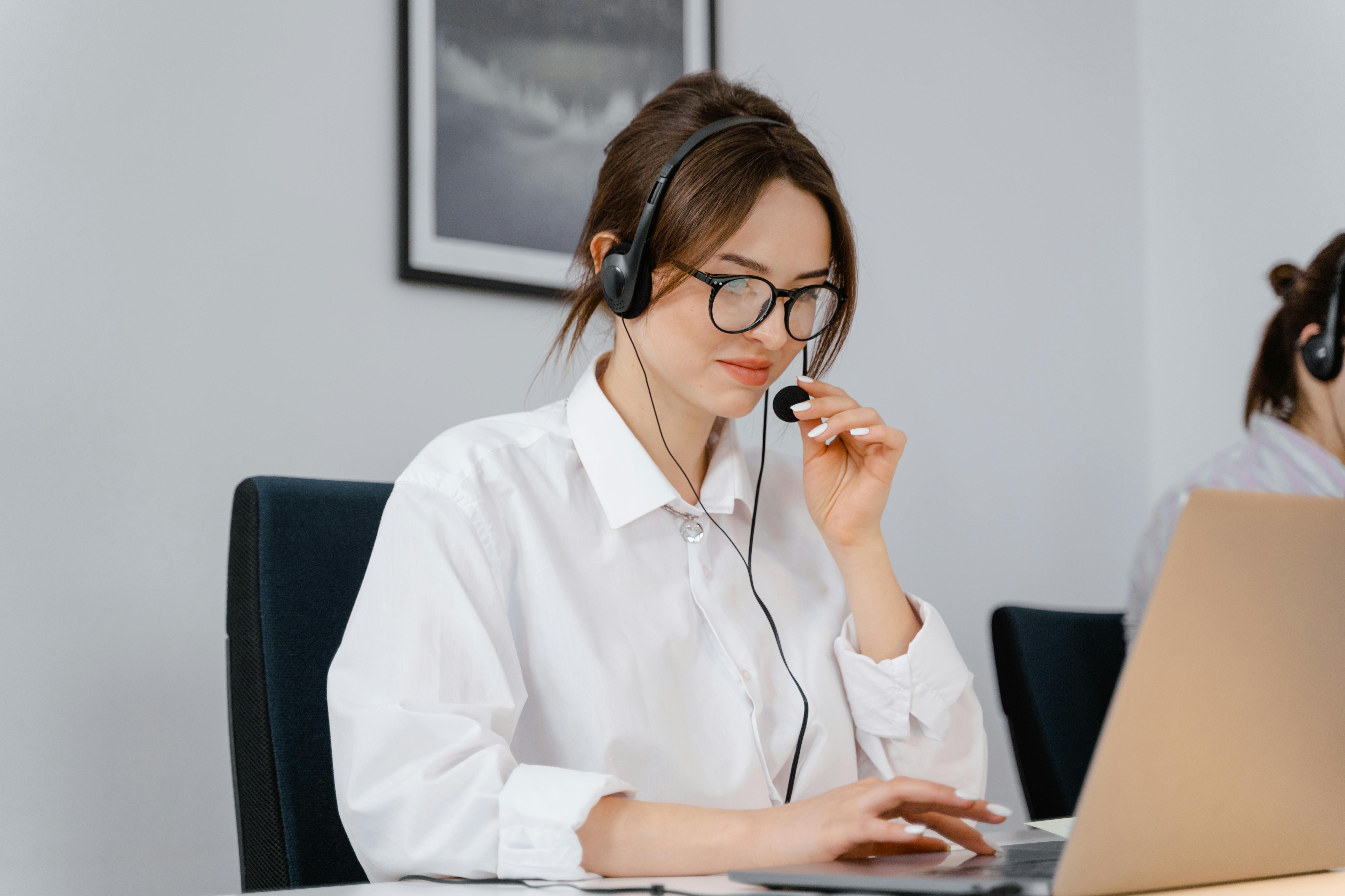 Top 7 Benefits of Outsourcing Helpdesk Support for Your Business